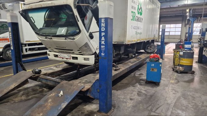 Грузовой автомобиль на четырёхстоечном подъёмнике